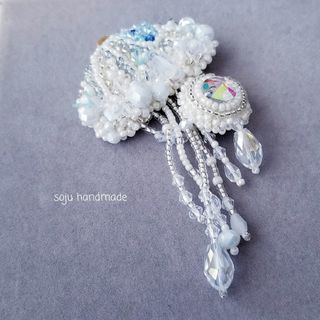 白のキラキラクラゲ　ビーズ刺繍　ブローチ(コサージュ/ブローチ)