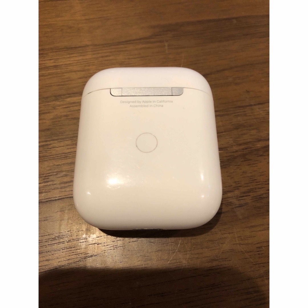 Apple(アップル)の【Apple】AirPods 第一世代 充電ケースのみ スマホ/家電/カメラのオーディオ機器(ヘッドフォン/イヤフォン)の商品写真