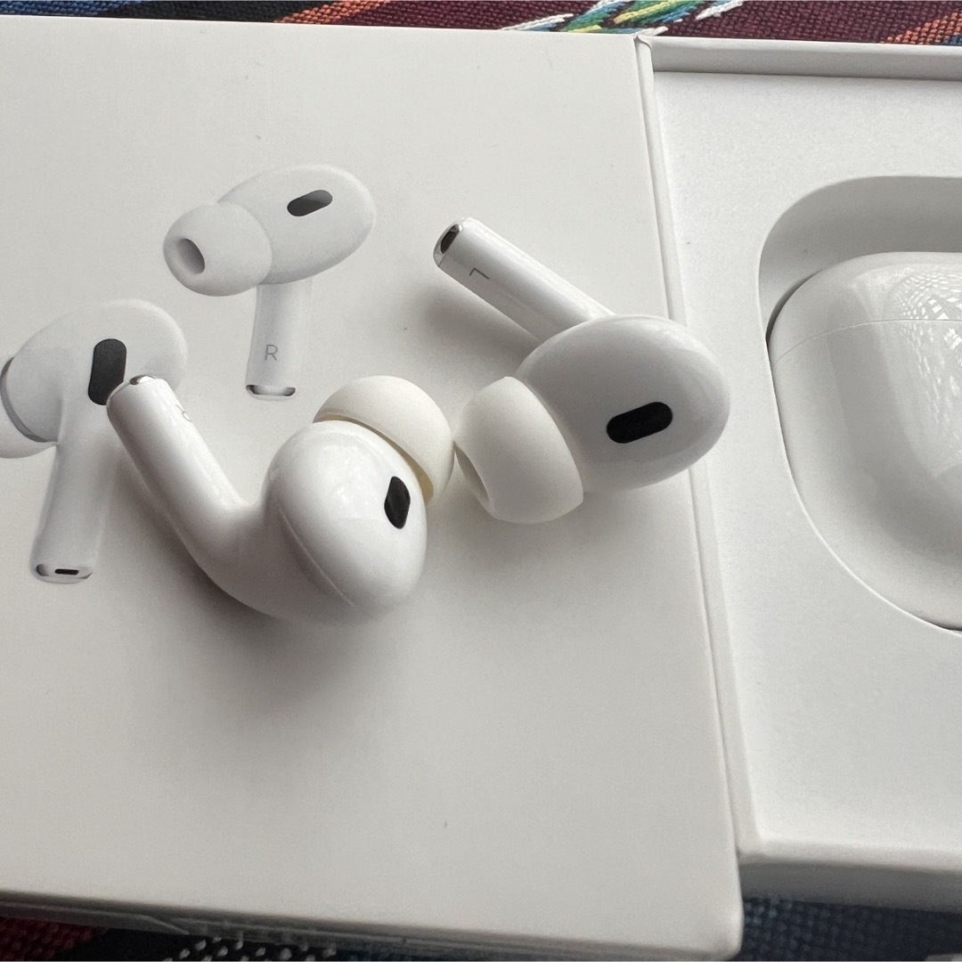 Apple(アップル)のAirPods Pro 第２世代　超美品・Appleストア購入 MQD83J/A スマホ/家電/カメラのオーディオ機器(ヘッドフォン/イヤフォン)の商品写真