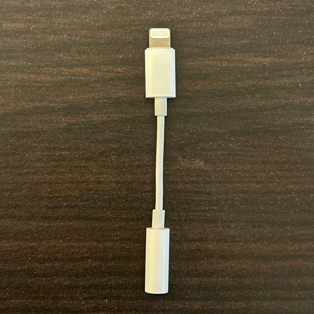 Apple(アップル)のLightning - 3.5 mmヘッドフォンジャックアダプタ スマホ/家電/カメラのスマホアクセサリー(ストラップ/イヤホンジャック)の商品写真