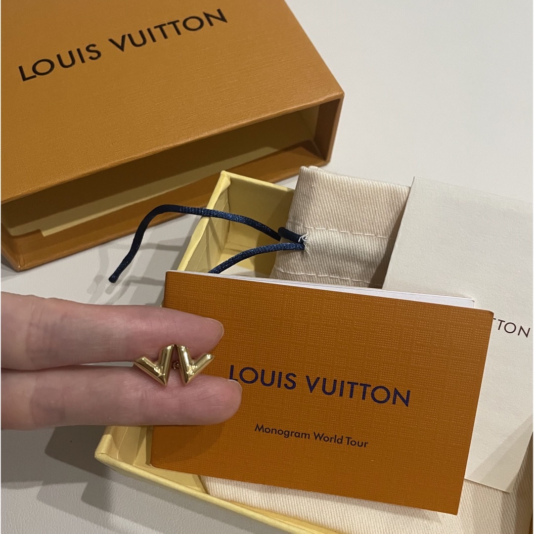 LOUIS VUITTON(ルイヴィトン)のルイヴィトン　スタッドピアス　エセンシャルV LVロゴピアス　イエローゴールド色 レディースのアクセサリー(ピアス)の商品写真