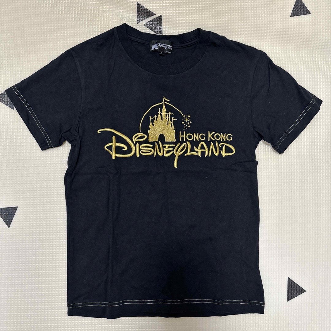 Disney(ディズニー)のディズニー　香港　Tシャツ　限定　ロゴ　刺繍　disney レディースのトップス(Tシャツ(半袖/袖なし))の商品写真