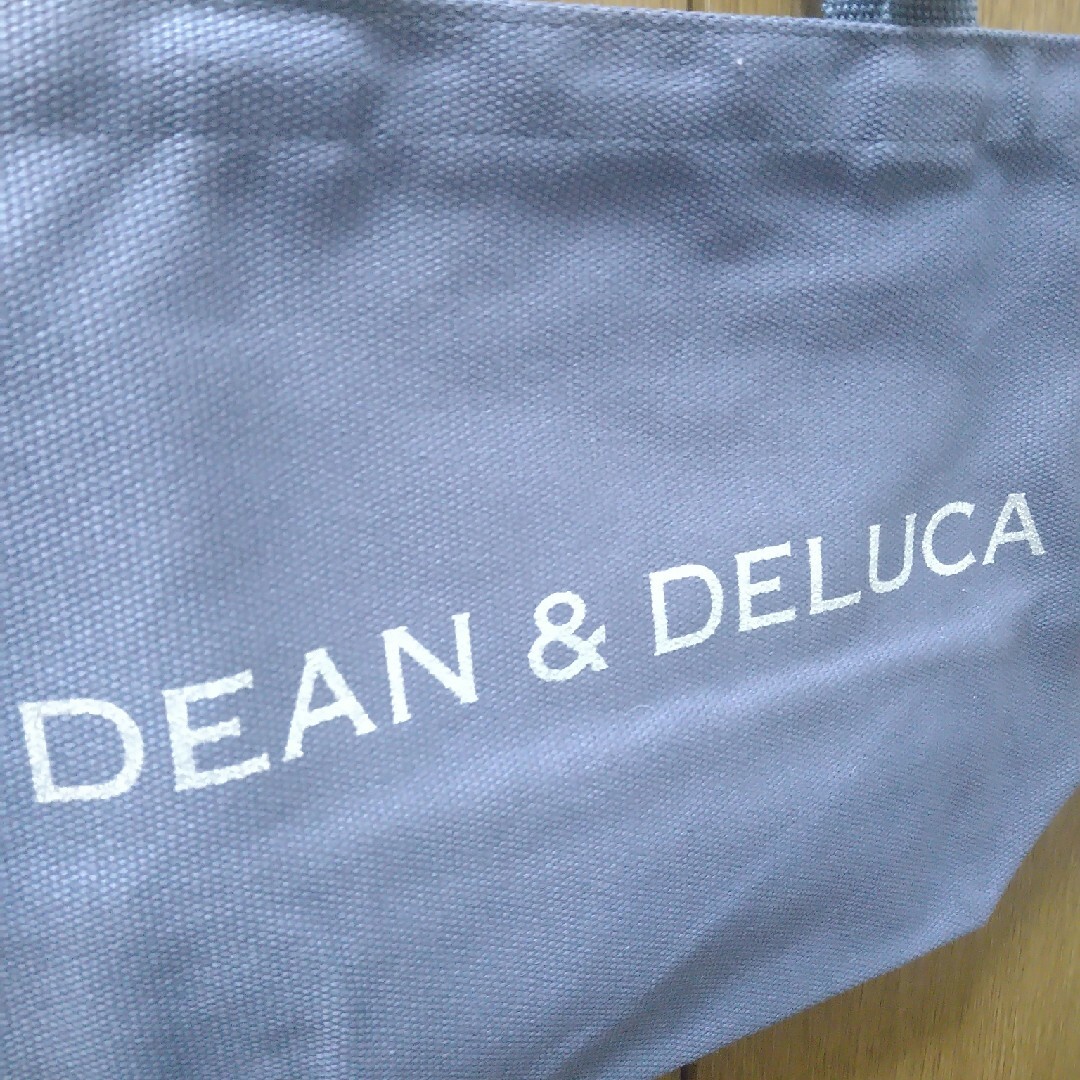 DEAN & DELUCA(ディーンアンドデルーカ)のディーン＆デルーカ チャリティートートバッグ　ブルーグレー Sサイズ エンタメ/ホビーのコレクション(その他)の商品写真