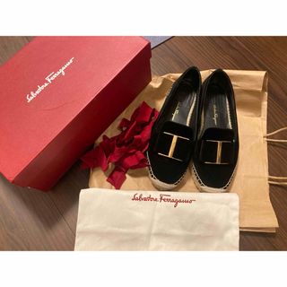 フェラガモ Ferragamo ヴァリナ 7.5 美品