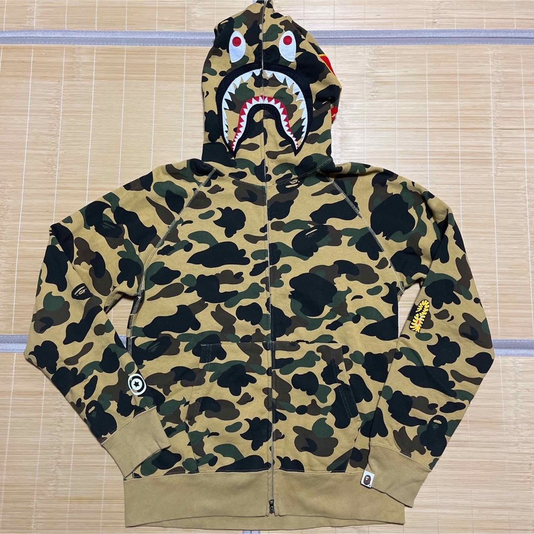 A BATHING APE(アベイシングエイプ)のAPE BAPE KAWS 1st Camo 迷彩　シャークパーカー　SHARK メンズのトップス(パーカー)の商品写真