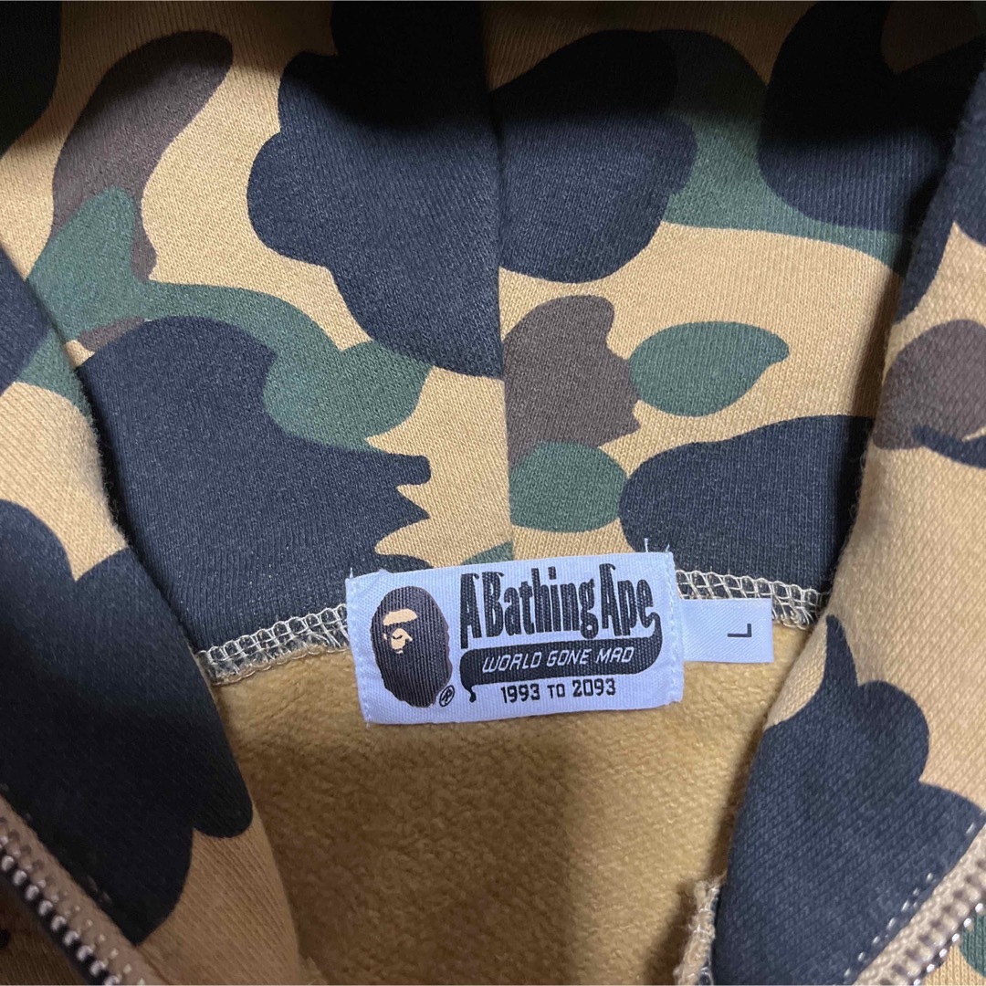 A BATHING APE(アベイシングエイプ)のAPE BAPE KAWS 1st Camo 迷彩　シャークパーカー　SHARK メンズのトップス(パーカー)の商品写真