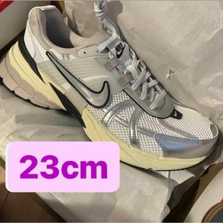 ナイキ(NIKE)のずっと真夜中でいいのに。ACAね着用 NIKE V2K RUN 23cm(スニーカー)