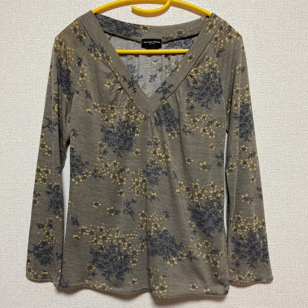 one after another NICE CLAUP(ワンアフターアナザーナイスクラップ)のONE AFTER ANOTHER NICE CLAP 花柄 長袖Tシャツ レディースのトップス(カットソー(長袖/七分))の商品写真