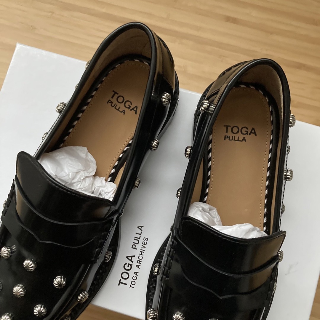 TOGA PULLA(トーガプルラ)の新品 TOGA PULLA レザー スタッズ ローファー 牛革 ブラック 36 レディースの靴/シューズ(ローファー/革靴)の商品写真