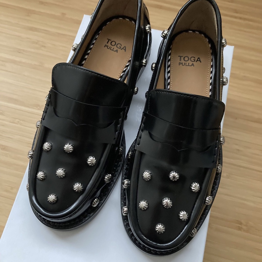 TOGA PULLA - 新品 TOGA PULLA レザー スタッズ ローファー 牛革 TOGA PULLA - 新品 TOGA PULLA レザー スタッズ ローファー 牛革