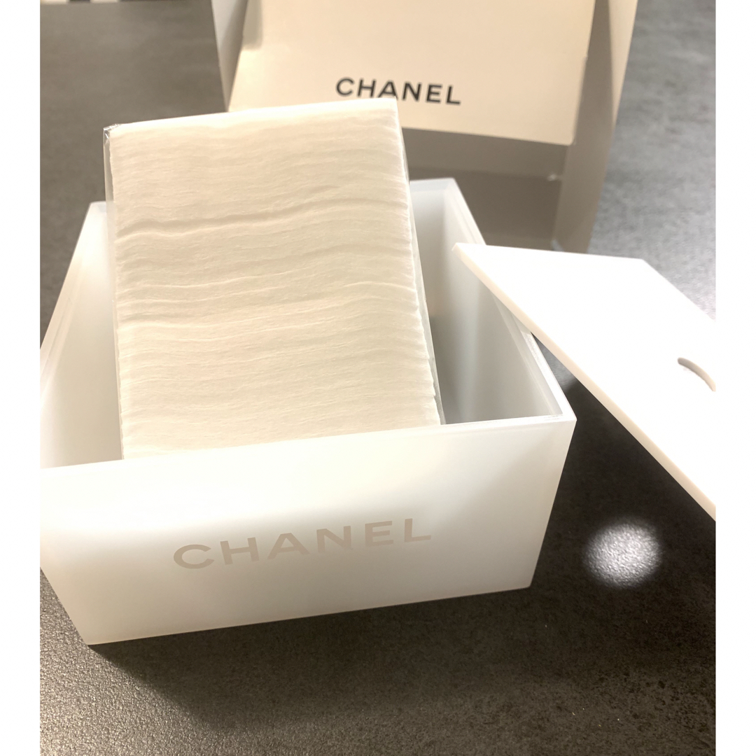 CHANEL(シャネル)の新品　シャネル　コットン付きボックス　小物入れ コスメ/美容のメイク道具/ケアグッズ(コットン)の商品写真