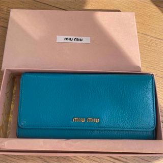 ミュウミュウ(miumiu)の美品　ミュウミュウ　長財布　ターコイズ(財布)