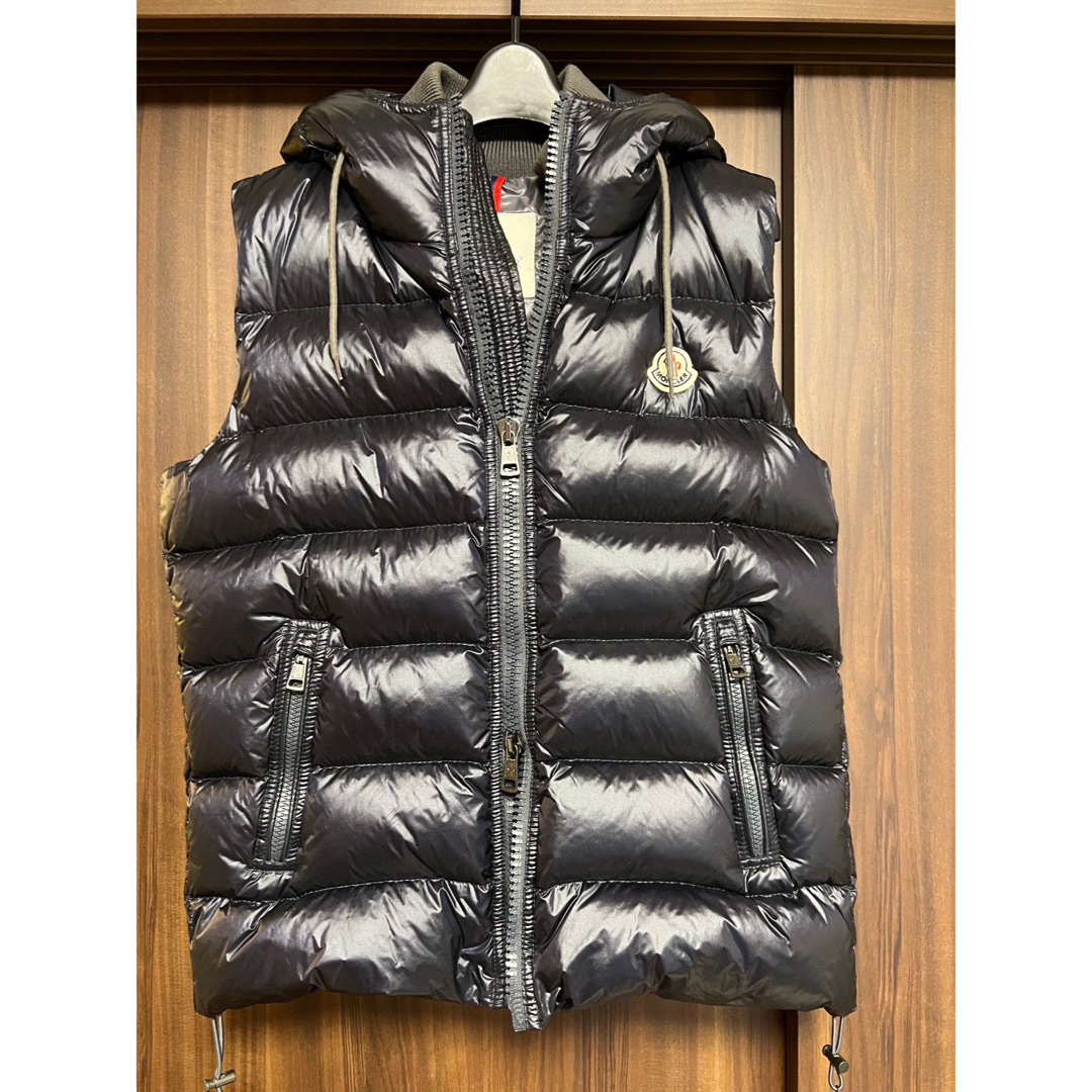 MONCLER(モンクレール)の【pinkbaron様専用】モンクレール　ダウンベスト　ネイビー　サイズ1 メンズのジャケット/アウター(ダウンベスト)の商品写真