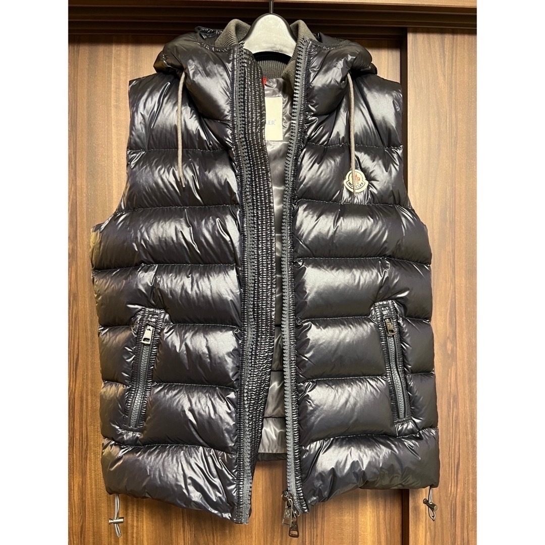 MONCLER(モンクレール)の【pinkbaron様専用】モンクレール　ダウンベスト　ネイビー　サイズ1 メンズのジャケット/アウター(ダウンベスト)の商品写真