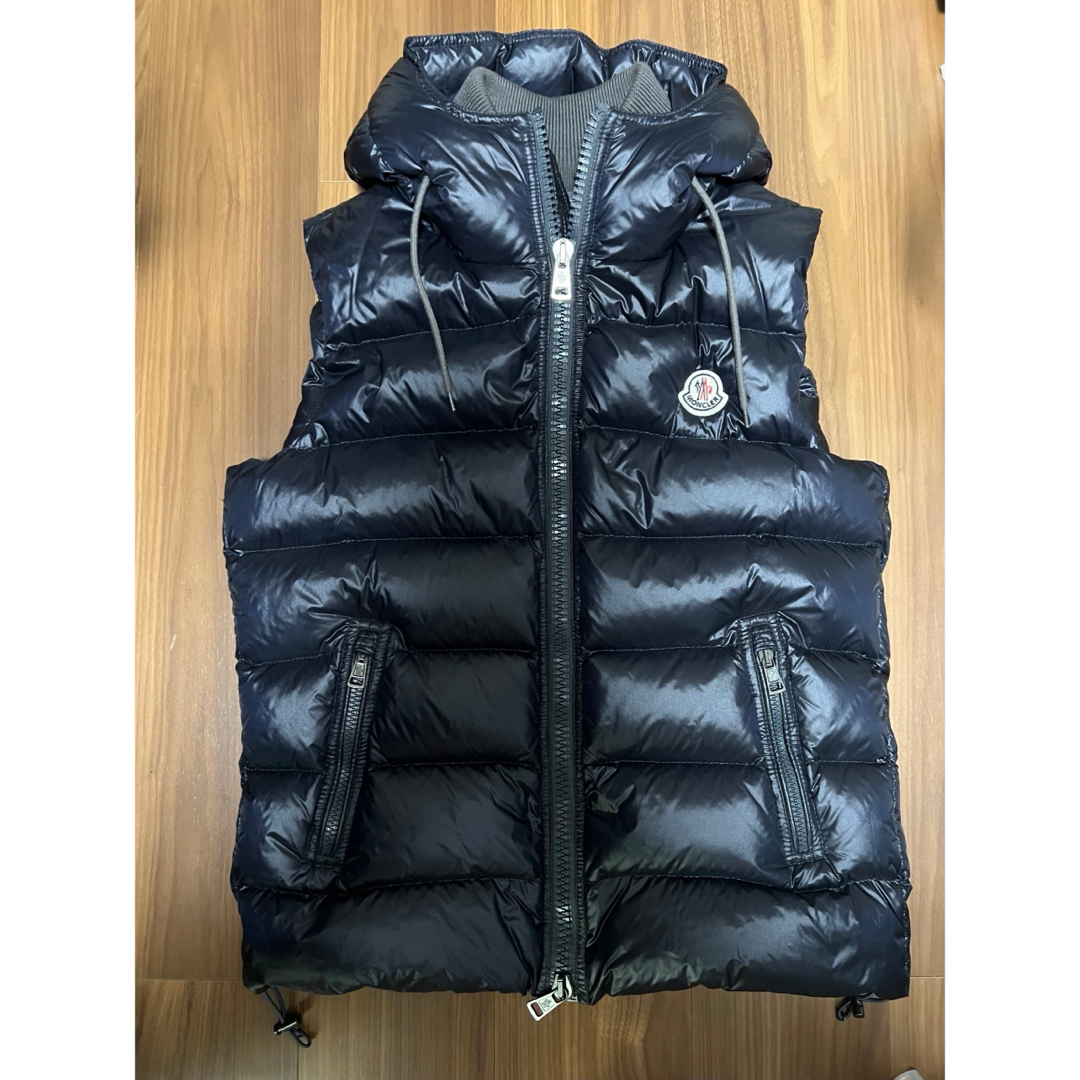 MONCLER(モンクレール)の【pinkbaron様専用】モンクレール　ダウンベスト　ネイビー　サイズ1 メンズのジャケット/アウター(ダウンベスト)の商品写真