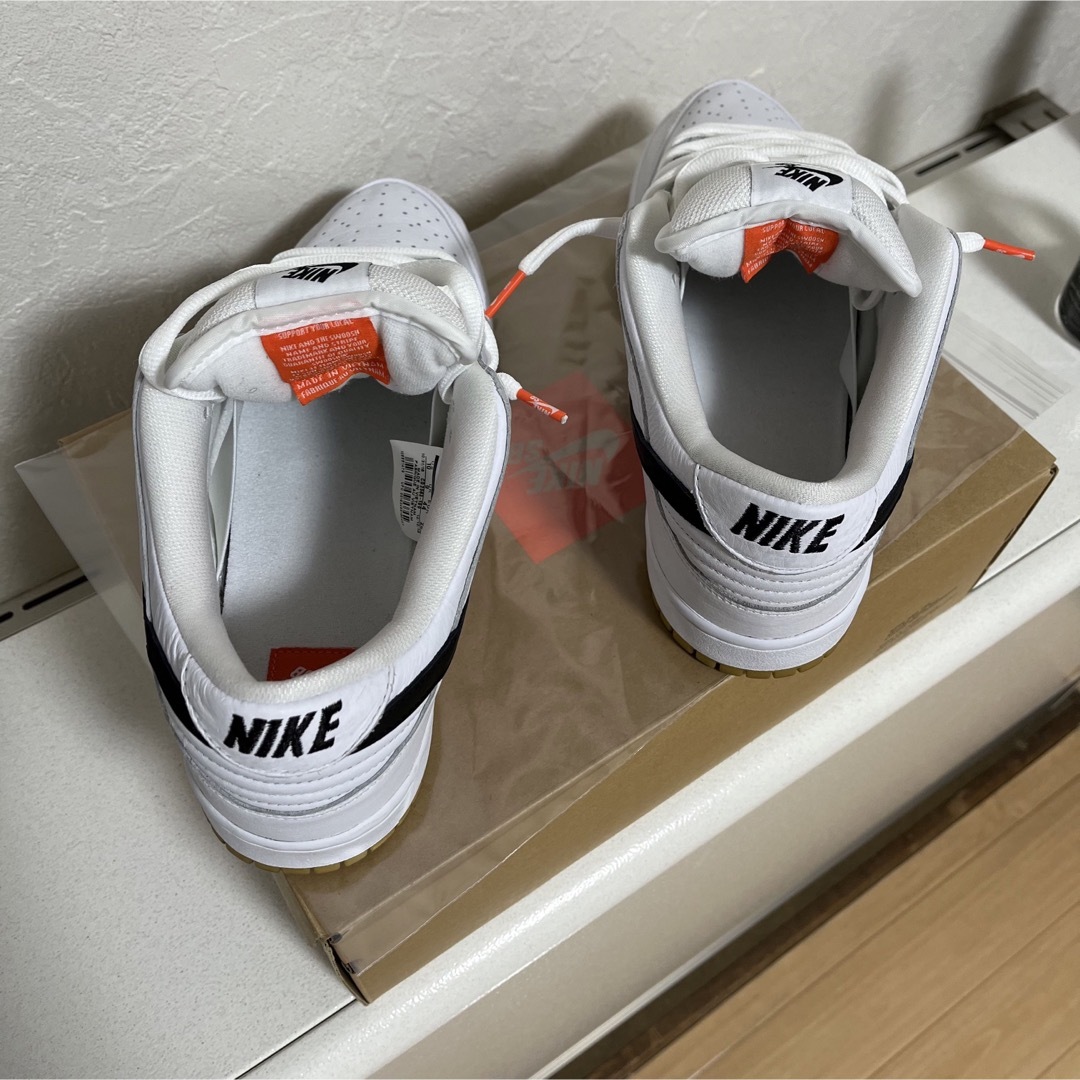 NIKE(ナイキ)のNIKE SB ダンク　オレンジレーベル　ホワイト　ブラック　スニーカー メンズの靴/シューズ(スニーカー)の商品写真