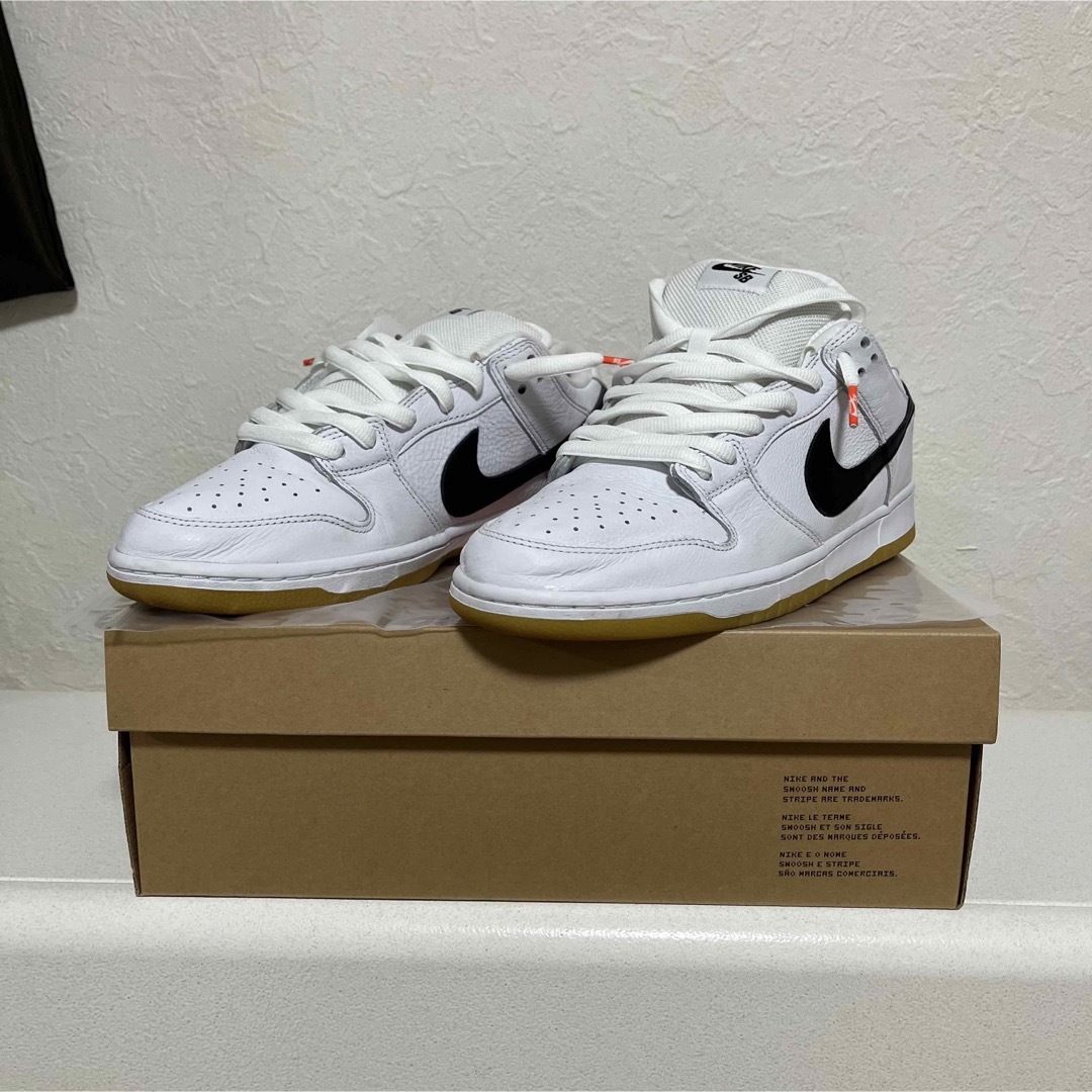 NIKE(ナイキ)のNIKE SB ダンク　オレンジレーベル　ホワイト　ブラック　スニーカー メンズの靴/シューズ(スニーカー)の商品写真