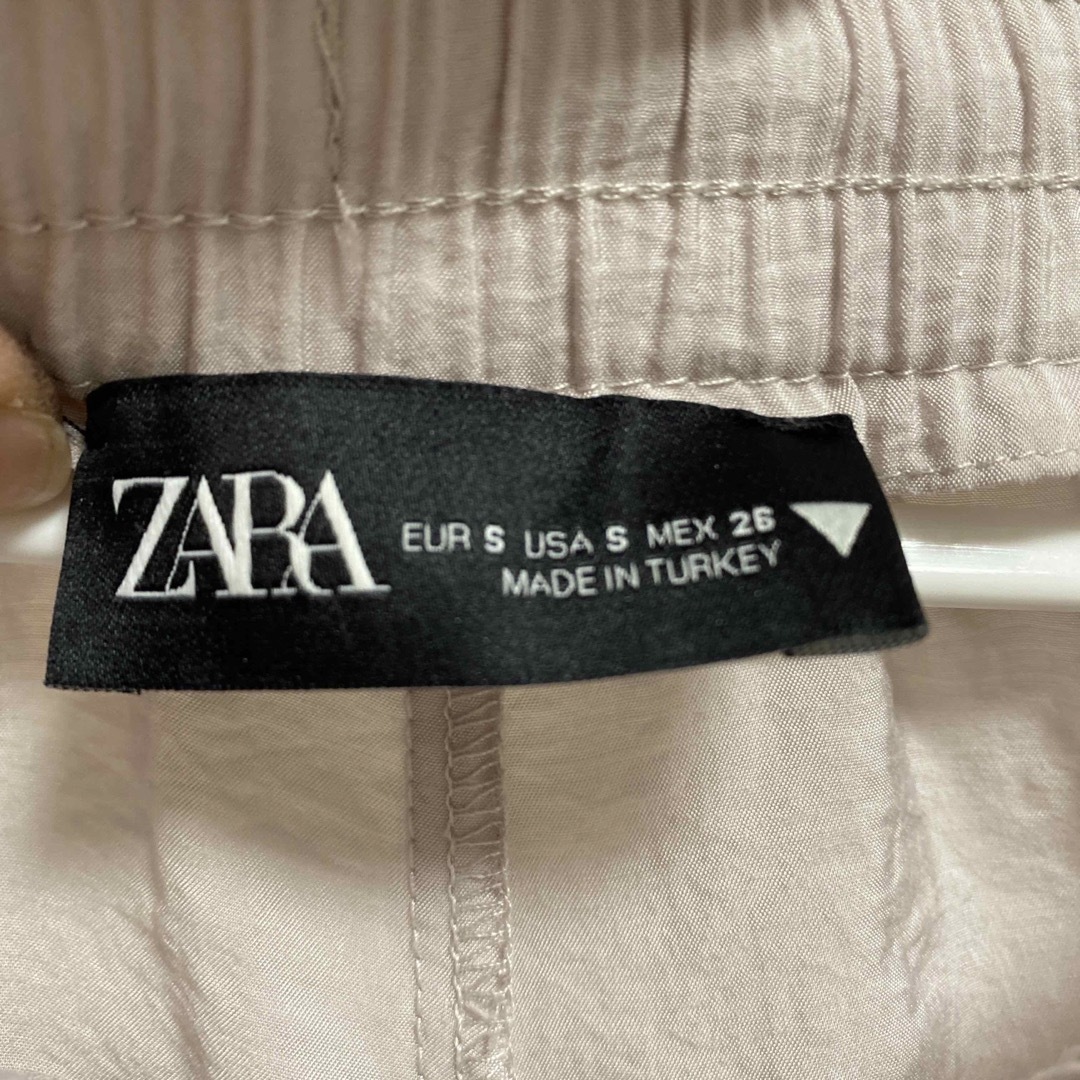 ZARA(ザラ)のZARA ライトグレー　パンツ レディースのパンツ(カジュアルパンツ)の商品写真