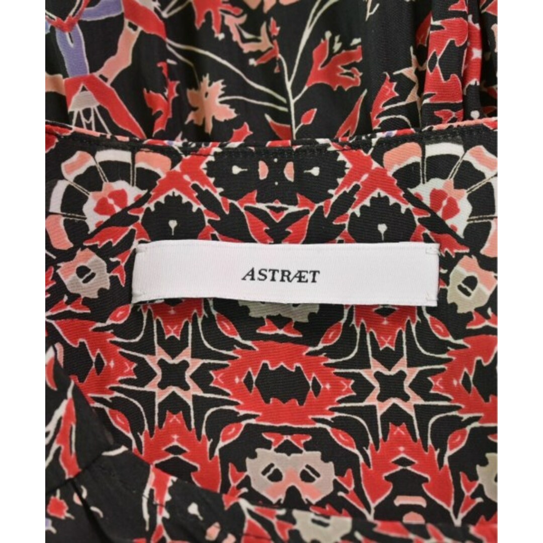 ASTRAET(アストラット)のASTRAET アストラット ワンピース F 黒x赤xピンク等(総柄) 【古着】【中古】 レディースのワンピース(ひざ丈ワンピース)の商品写真