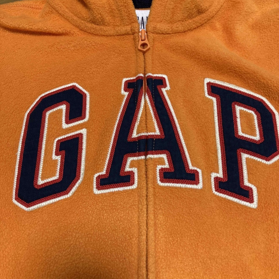 GAP Kids(ギャップキッズ)のGAPkids  ロゴ入り　フリースパーカー　オレンジ　140 キッズ/ベビー/マタニティのキッズ服男の子用(90cm~)(ジャケット/上着)の商品写真