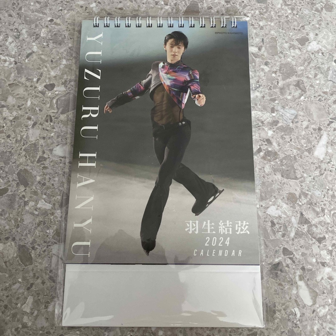 【楽天ブックス限定】羽生結弦 卓上カレンダー　2024年1月始まり（生写真付き） インテリア/住まい/日用品の文房具(カレンダー/スケジュール)の商品写真