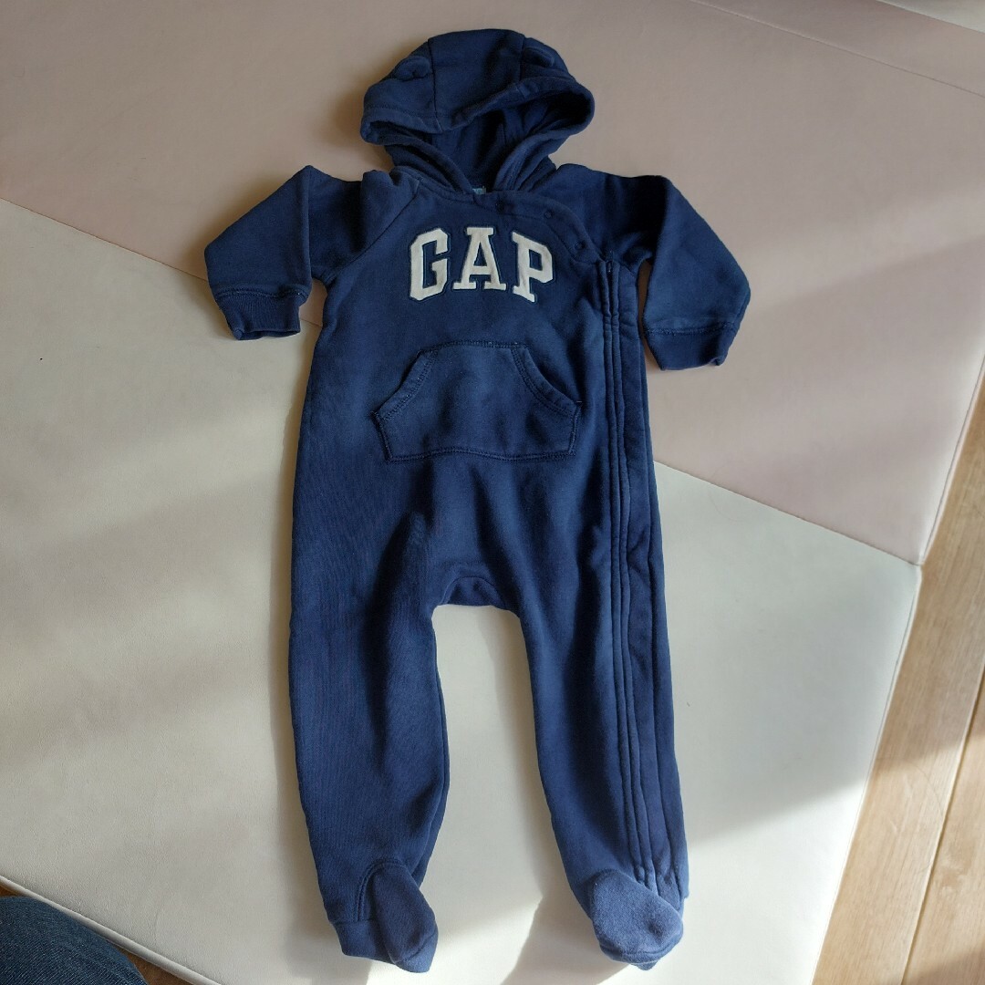 babyGAP(ベビーギャップ)の《最終お値下げ！》babyGAP 男の子 足付きロンパース 80サイズ キッズ/ベビー/マタニティのベビー服(~85cm)(ロンパース)の商品写真