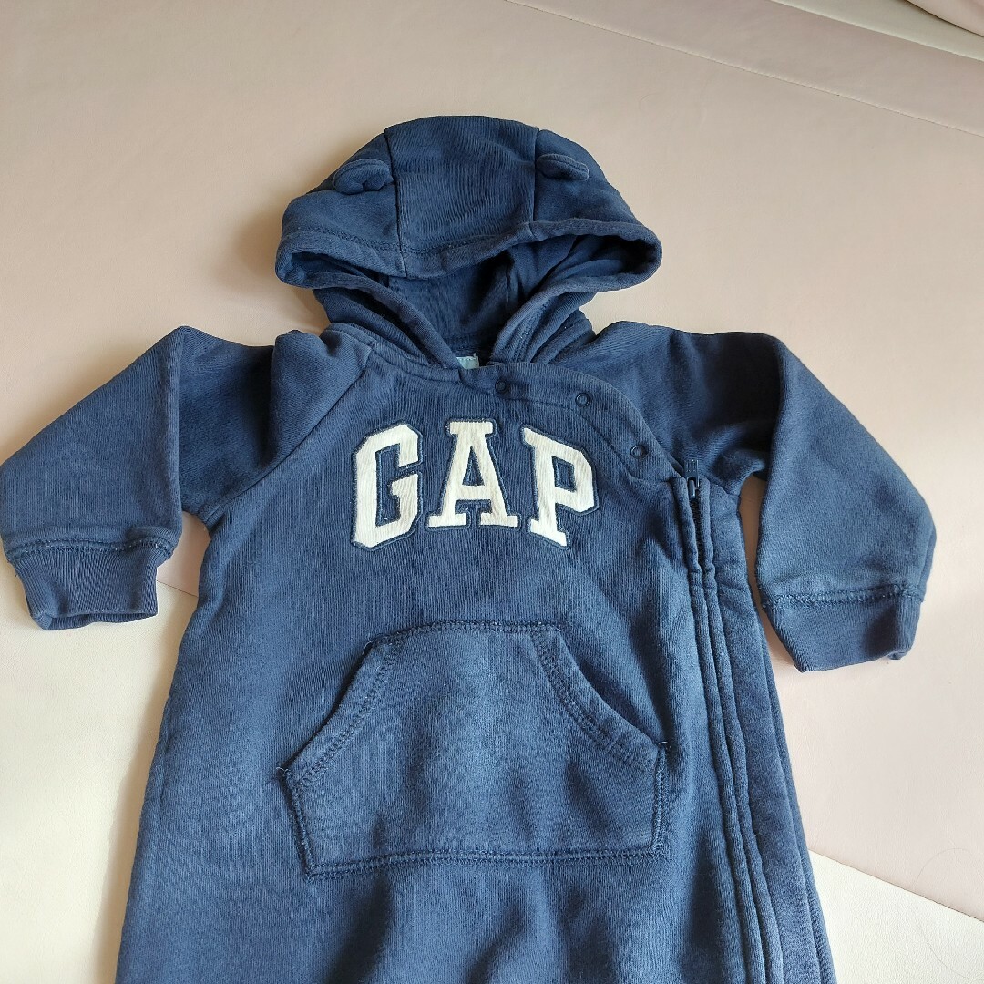 babyGAP(ベビーギャップ)の《最終お値下げ！》babyGAP 男の子 足付きロンパース 80サイズ キッズ/ベビー/マタニティのベビー服(~85cm)(ロンパース)の商品写真