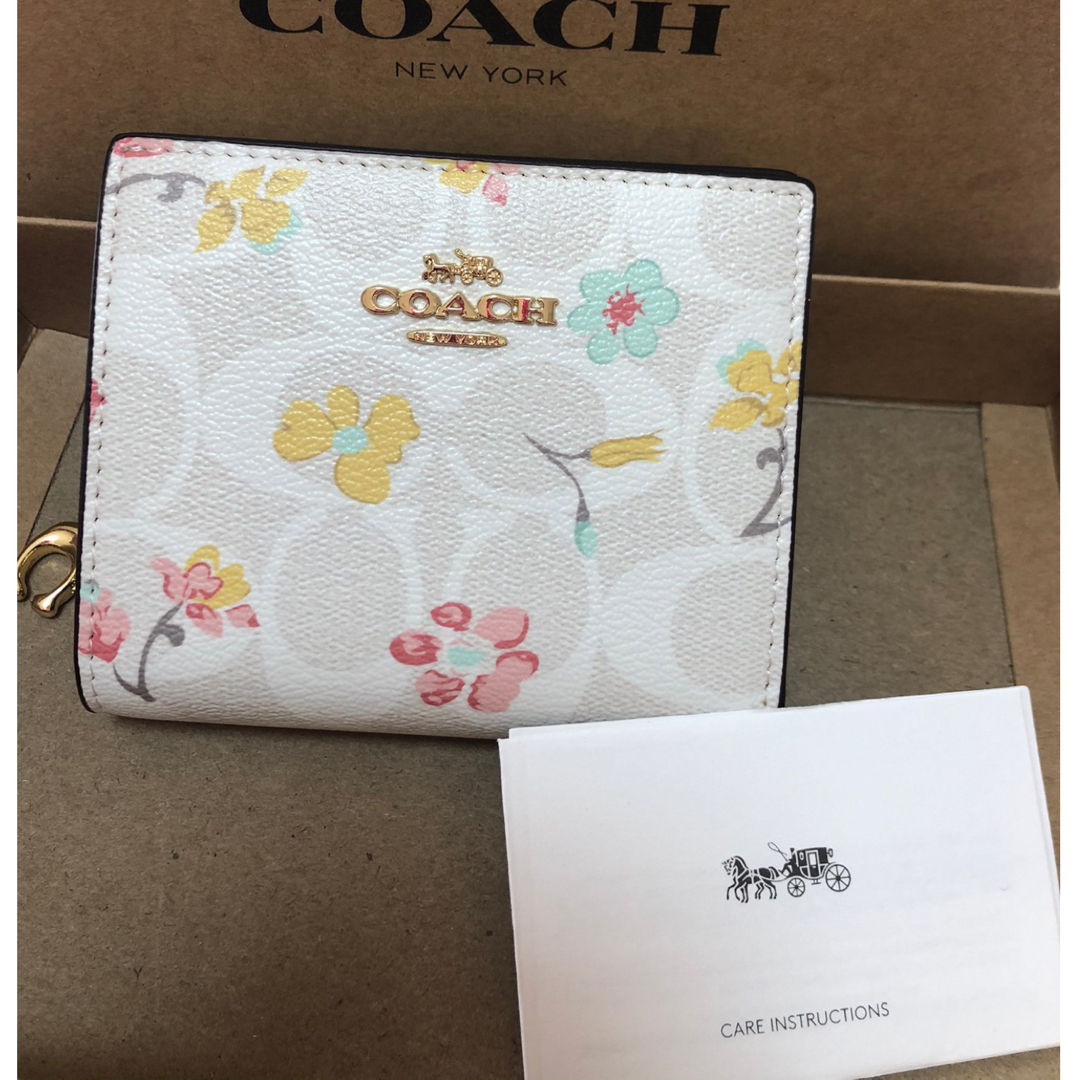 COACH(コーチ)のCOACH 二つ折り財布 スナップウォレット シグネチャー　フラワー レディースのファッション小物(財布)の商品写真