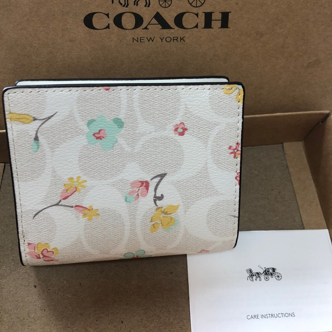COACH(コーチ)のCOACH 二つ折り財布 スナップウォレット シグネチャー　フラワー レディースのファッション小物(財布)の商品写真