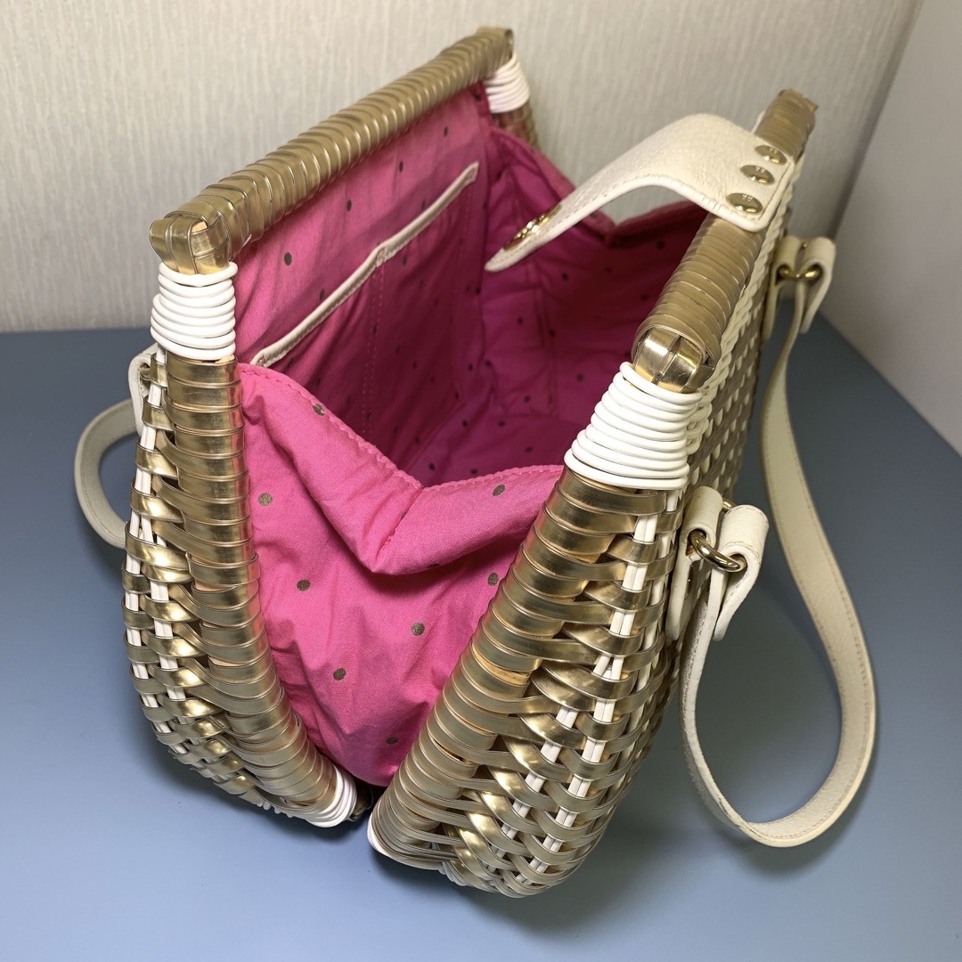 kate spade new york(ケイトスペードニューヨーク)のＢ　kate spade new york カゴバッグ 美品 ゴールド レディースのバッグ(かごバッグ/ストローバッグ)の商品写真