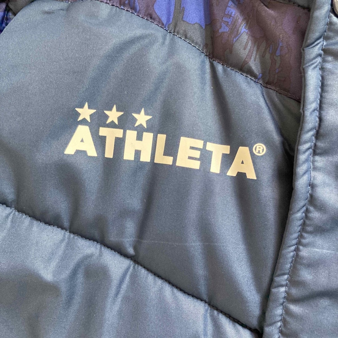 ATHLETA(アスレタ)のアスレタ  ベンチコート　160cm 青　サッカー　フットサル　小学生 ダウン スポーツ/アウトドアのサッカー/フットサル(ウェア)の商品写真