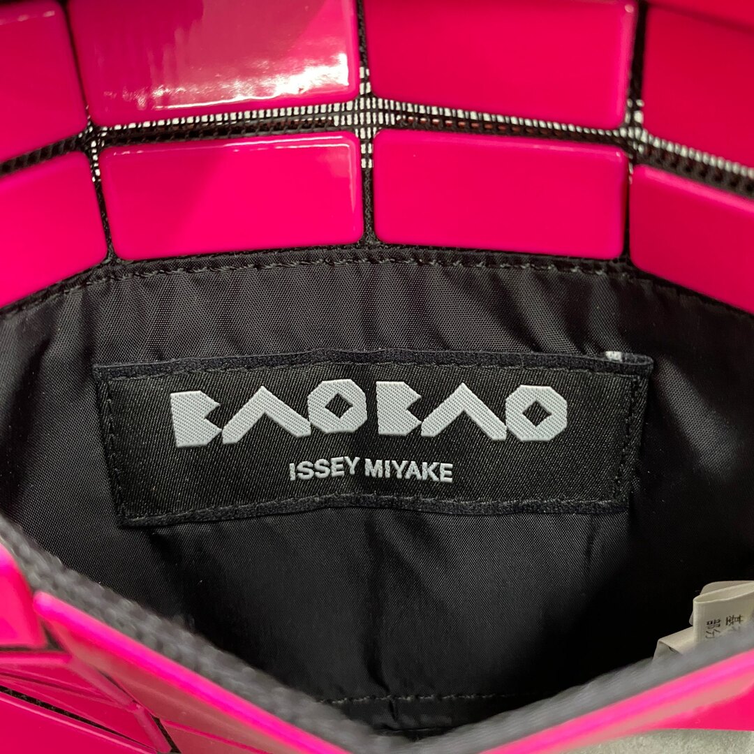 ISSEY MIYAKE(イッセイミヤケ)のBAOBAO ISSEY MIYAKE バオバオ イッセイミヤケ 二つ折りカードケース レッド ピンク バイカラー レディース 三角形のピース  縦8㎝《16.3㎝》×横11㎝×奥行1㎝ 服飾雑貨 財布 レディースのファッション小物(名刺入れ/定期入れ)の商品写真