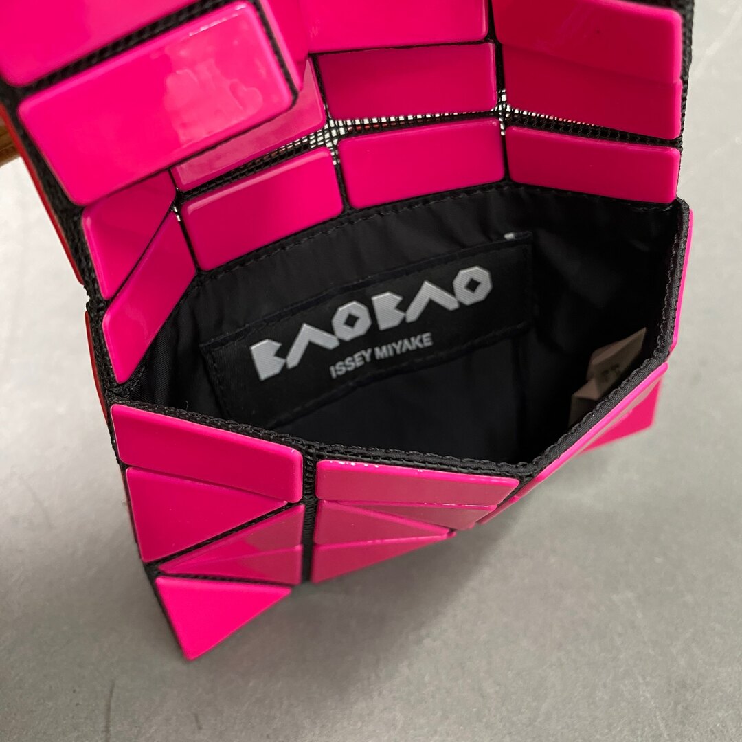 ISSEY MIYAKE(イッセイミヤケ)のBAOBAO ISSEY MIYAKE バオバオ イッセイミヤケ 二つ折りカードケース レッド ピンク バイカラー レディース 三角形のピース  縦8㎝《16.3㎝》×横11㎝×奥行1㎝ 服飾雑貨 財布 レディースのファッション小物(名刺入れ/定期入れ)の商品写真