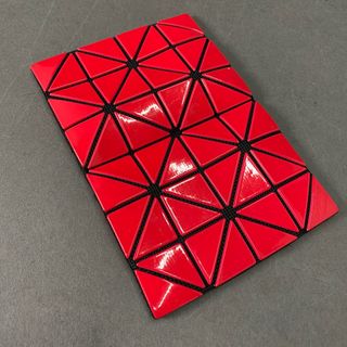 イッセイミヤケ(ISSEY MIYAKE)のBAOBAO ISSEY MIYAKE バオバオ イッセイミヤケ 二つ折りカードケース レッド ピンク バイカラー レディース 三角形のピース  縦8㎝《16.3㎝》×横11㎝×奥行1㎝ 服飾雑貨 財布(名刺入れ/定期入れ)