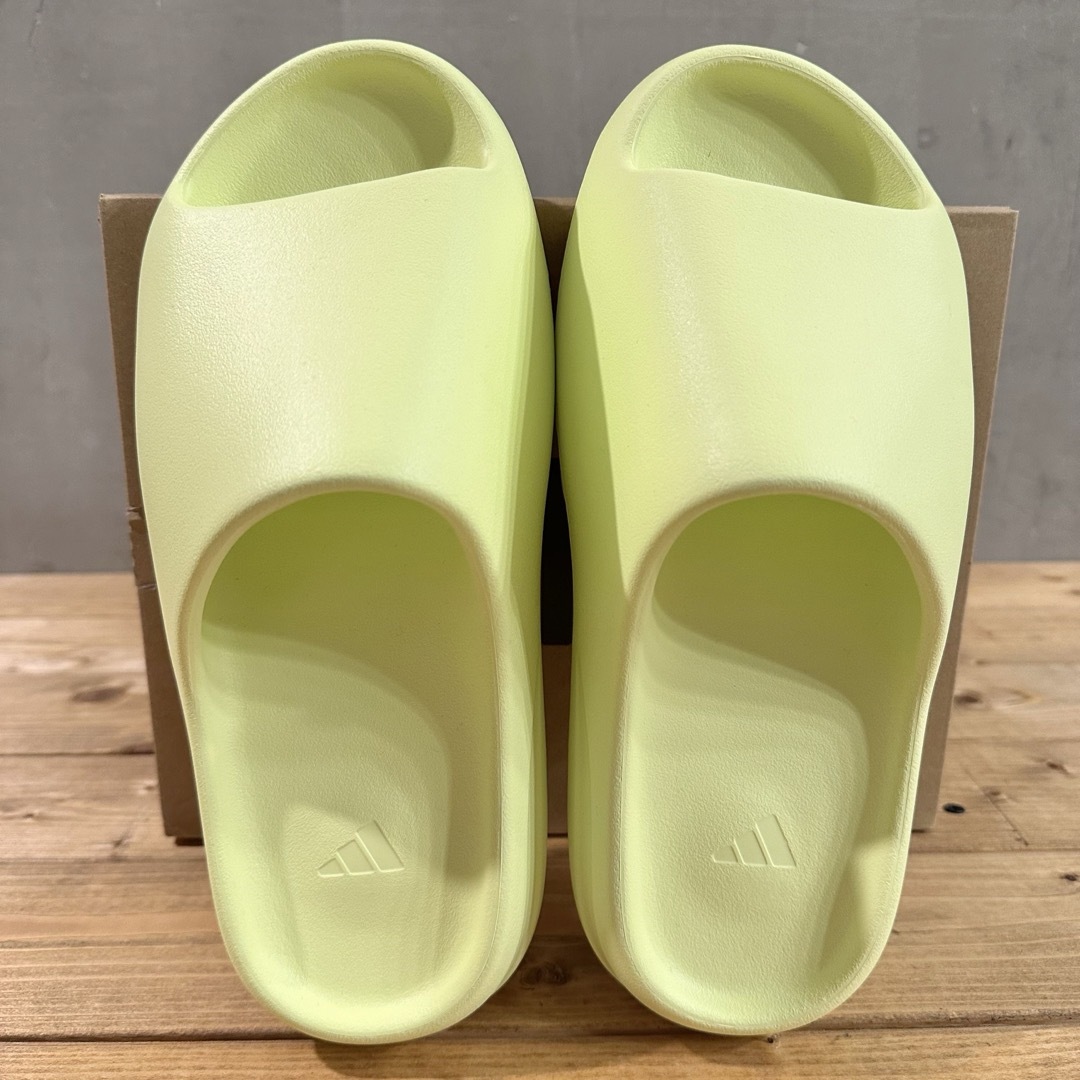 YEEZY（adidas）(イージー)の【新品未使用】adidas YEEZY Slide 28.5cm グローグリーン メンズの靴/シューズ(サンダル)の商品写真