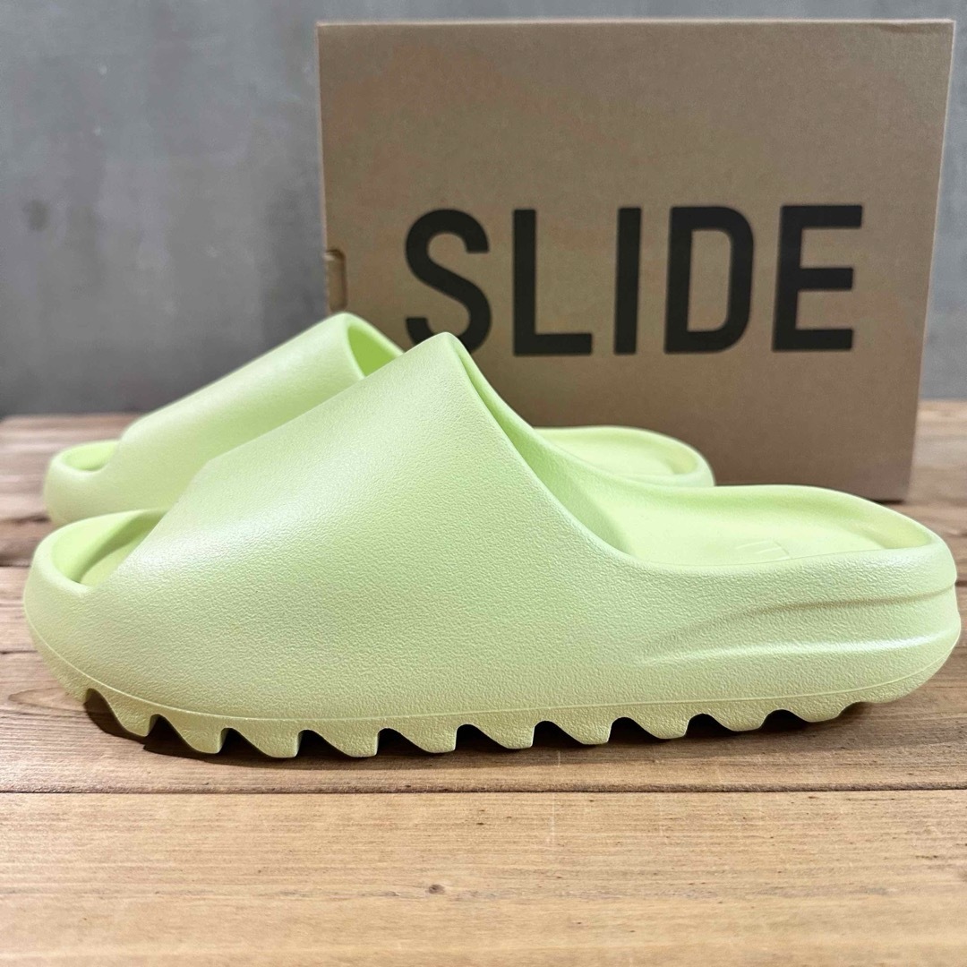 YEEZY（adidas）(イージー)の【新品未使用】adidas YEEZY Slide 28.5cm グローグリーン メンズの靴/シューズ(サンダル)の商品写真