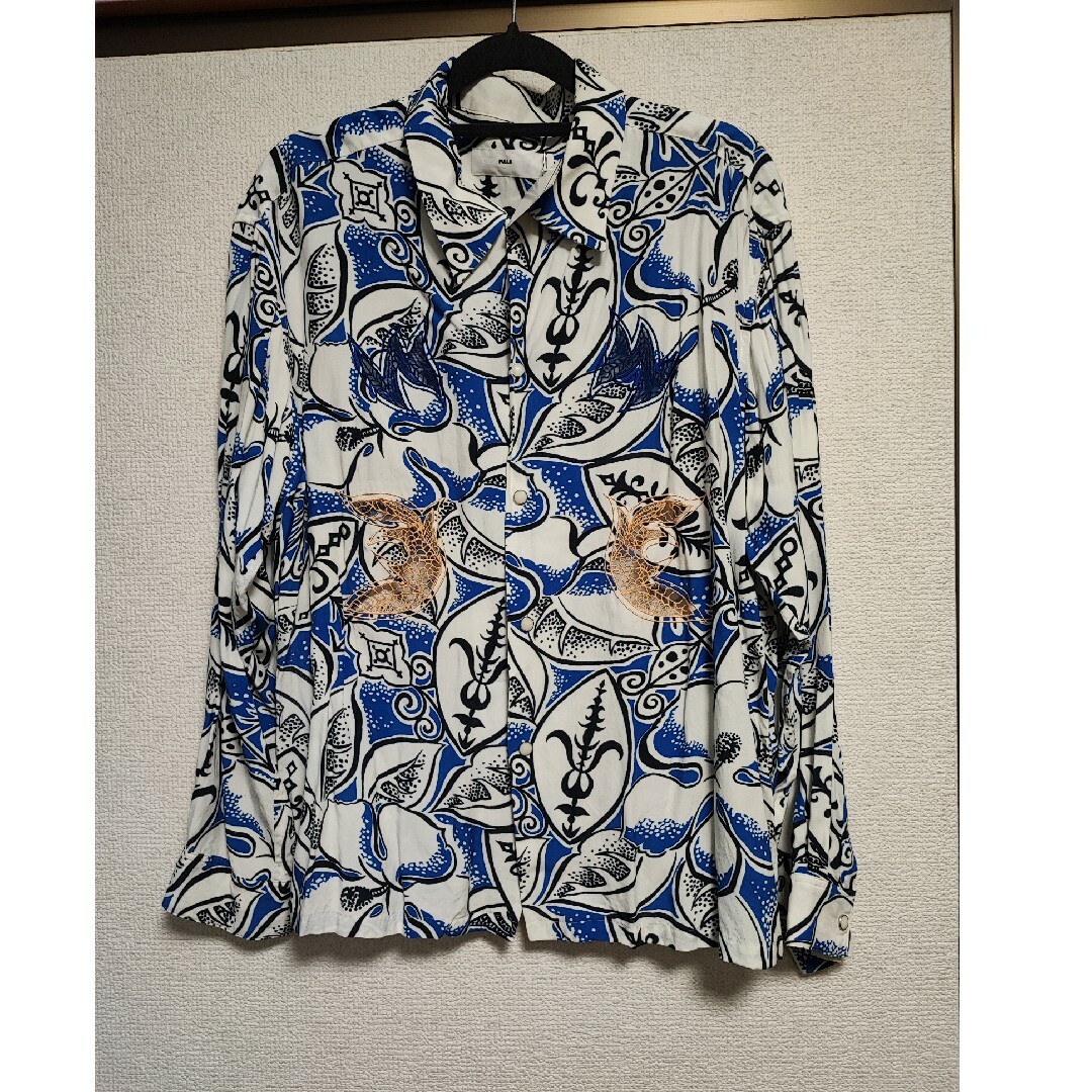 TOGA PULLA(トーガプルラ)のTOGA　PULLA 鳥刺繍シャツ レディースのトップス(シャツ/ブラウス(長袖/七分))の商品写真