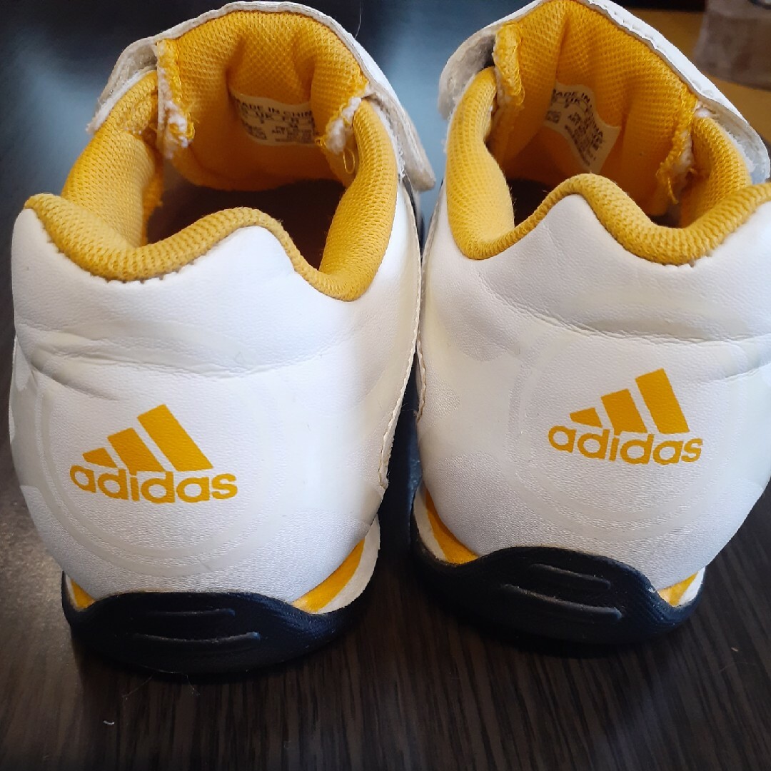 adidas(アディダス)のadidas子供用　スニーカー キッズ/ベビー/マタニティのキッズ靴/シューズ(15cm~)(スニーカー)の商品写真