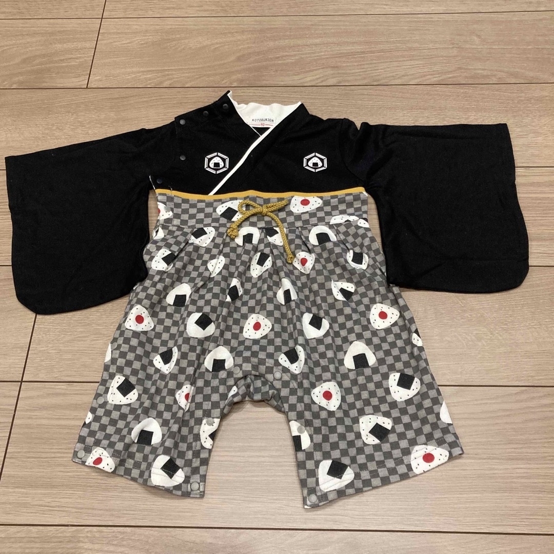 袴ロンパース　靴下セット　９０　おにぎり　男の子　 キッズ/ベビー/マタニティのキッズ服男の子用(90cm~)(和服/着物)の商品写真