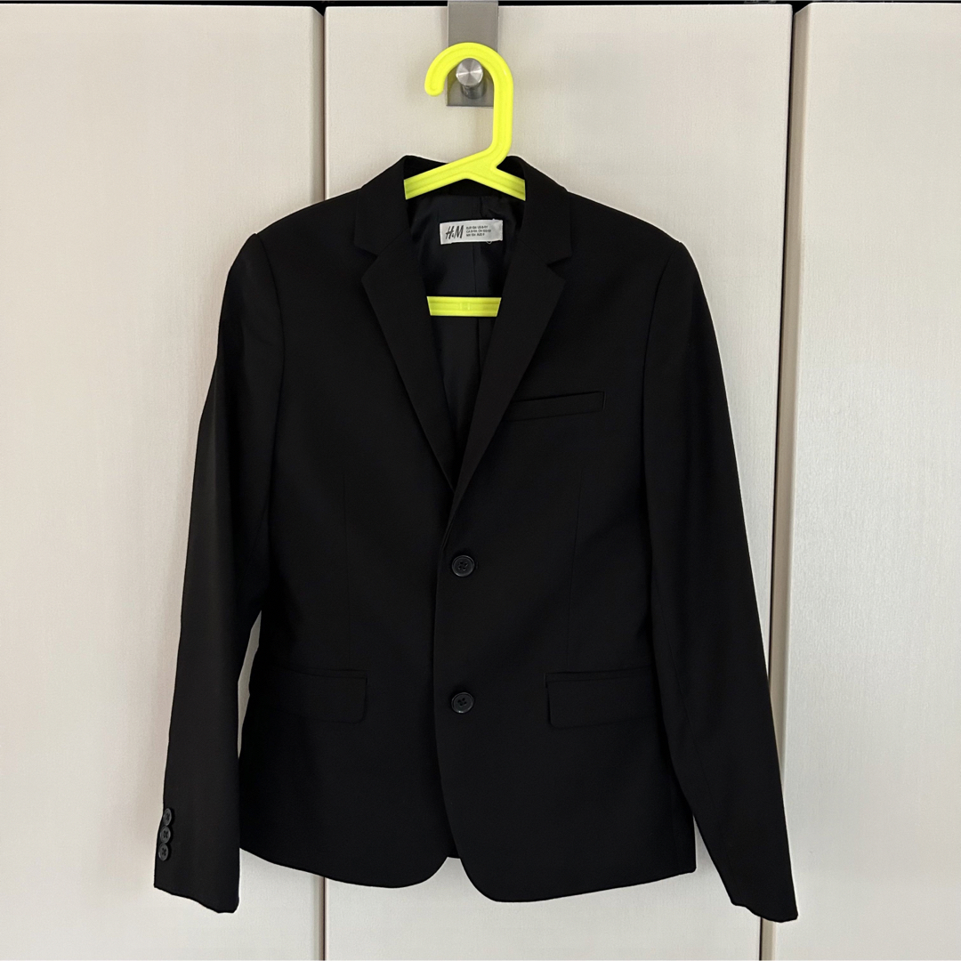H&M(エイチアンドエム)のスーツ　上135 下140 ブラック キッズ/ベビー/マタニティのキッズ服男の子用(90cm~)(ドレス/フォーマル)の商品写真