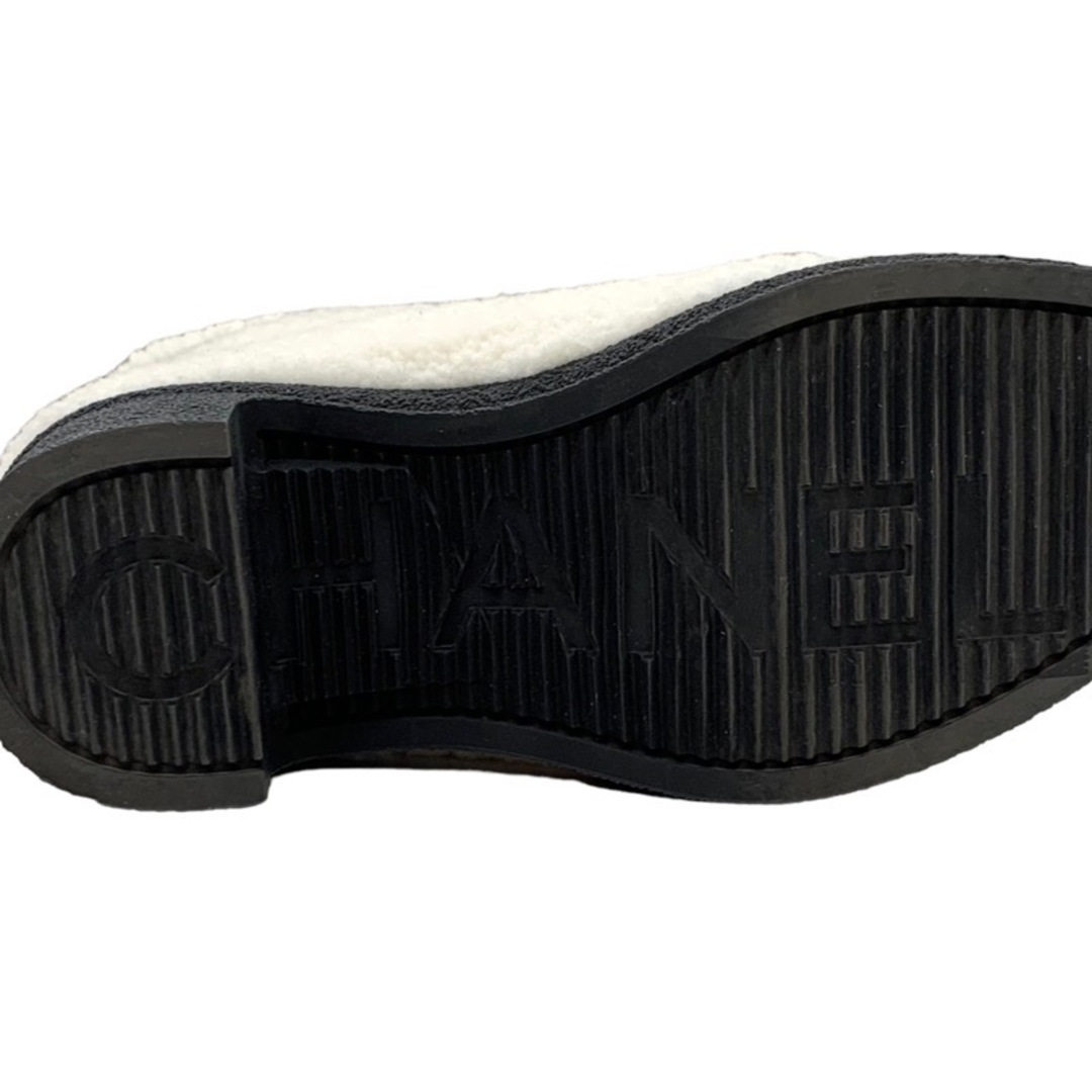 CHANEL(シャネル)のシャネル CHANEL ブーツ ショートブーツ 靴 シューズ ムートン ホワイト ブラック ボア　ココマーク ロゴ レディースの靴/シューズ(ブーツ)の商品写真