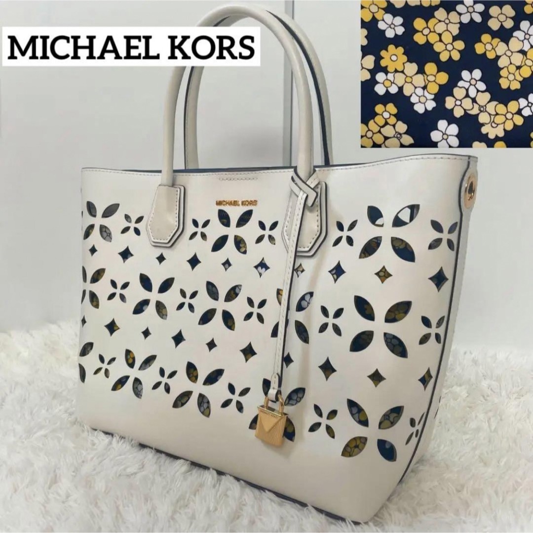 Michael Kors(マイケルコース)のMICHAEL KORSマイケルコース　パンチング　フラワー　レザートートバッグ レディースのバッグ(ハンドバッグ)の商品写真