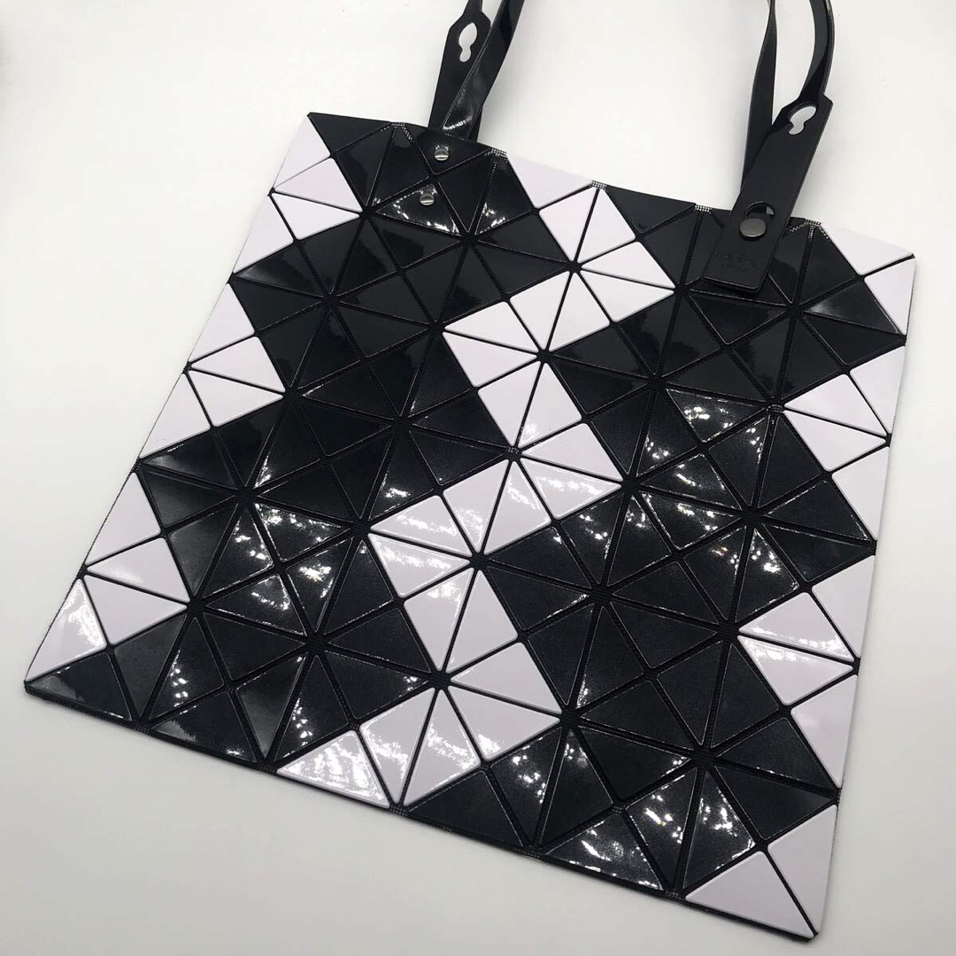 BaoBaoIsseyMiyake(バオバオイッセイミヤケ)のバオバオイッセイミヤケ　新品　トートバッグ  6✖️6  黒✖️白 レディースのバッグ(トートバッグ)の商品写真