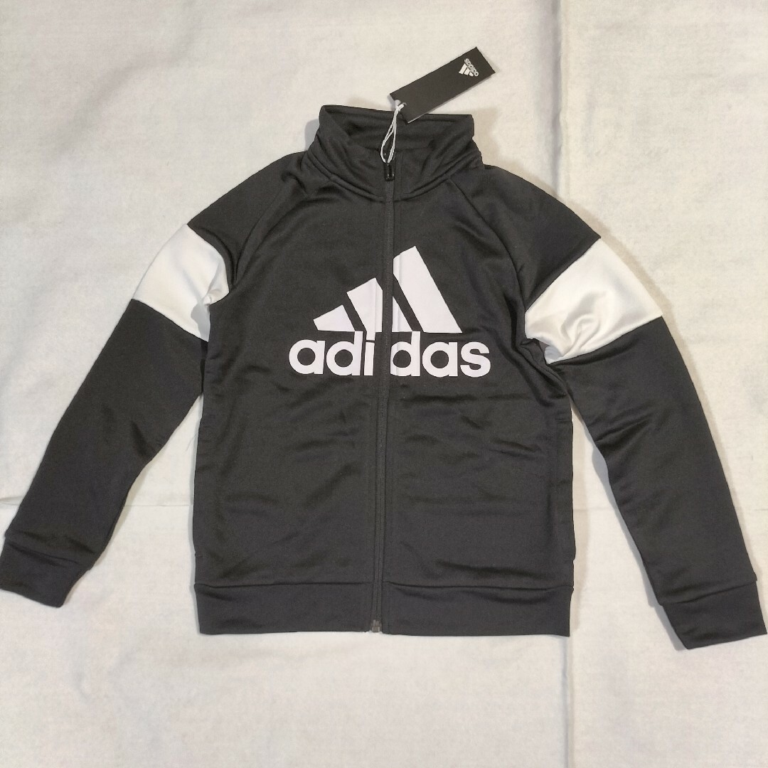 adidas(アディダス)の新品　アディダストラックスーツ　 ジャージ上下　セットアップ　ジュニア 130 キッズ/ベビー/マタニティのキッズ服男の子用(90cm~)(その他)の商品写真