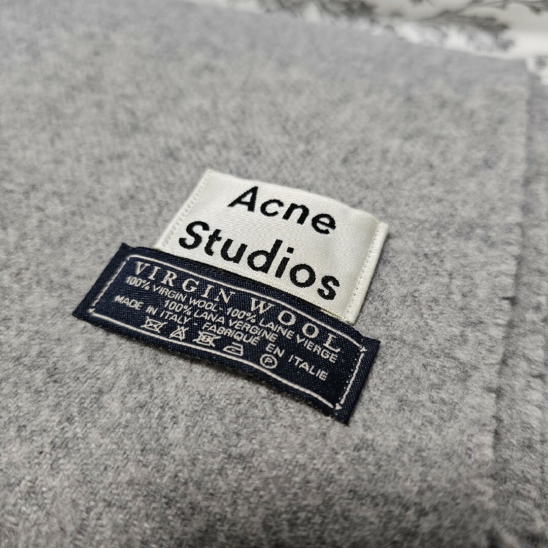 Acne Studios(アクネストゥディオズ)のAcne Studios 大判 マフラー グレー アクネストゥディオズ アクネ レディースのファッション小物(マフラー/ショール)の商品写真