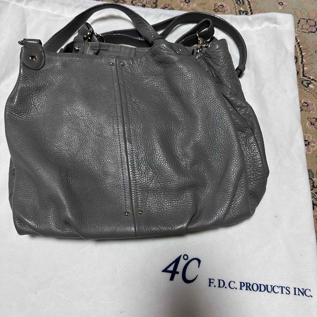 4℃(ヨンドシー)の4℃ ショルダーバッグ　カバン　レザー　ハンドバッグ　鞄　bag 　 レディースのバッグ(ショルダーバッグ)の商品写真