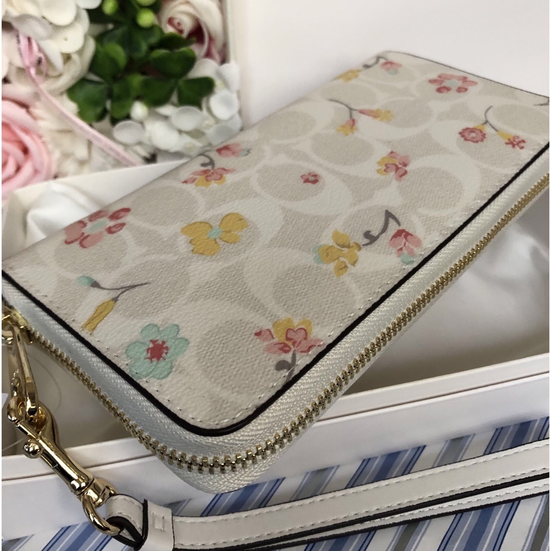 COACH - 新品未使用COACHコーチ長財布 レディース 花柄白の通販 by