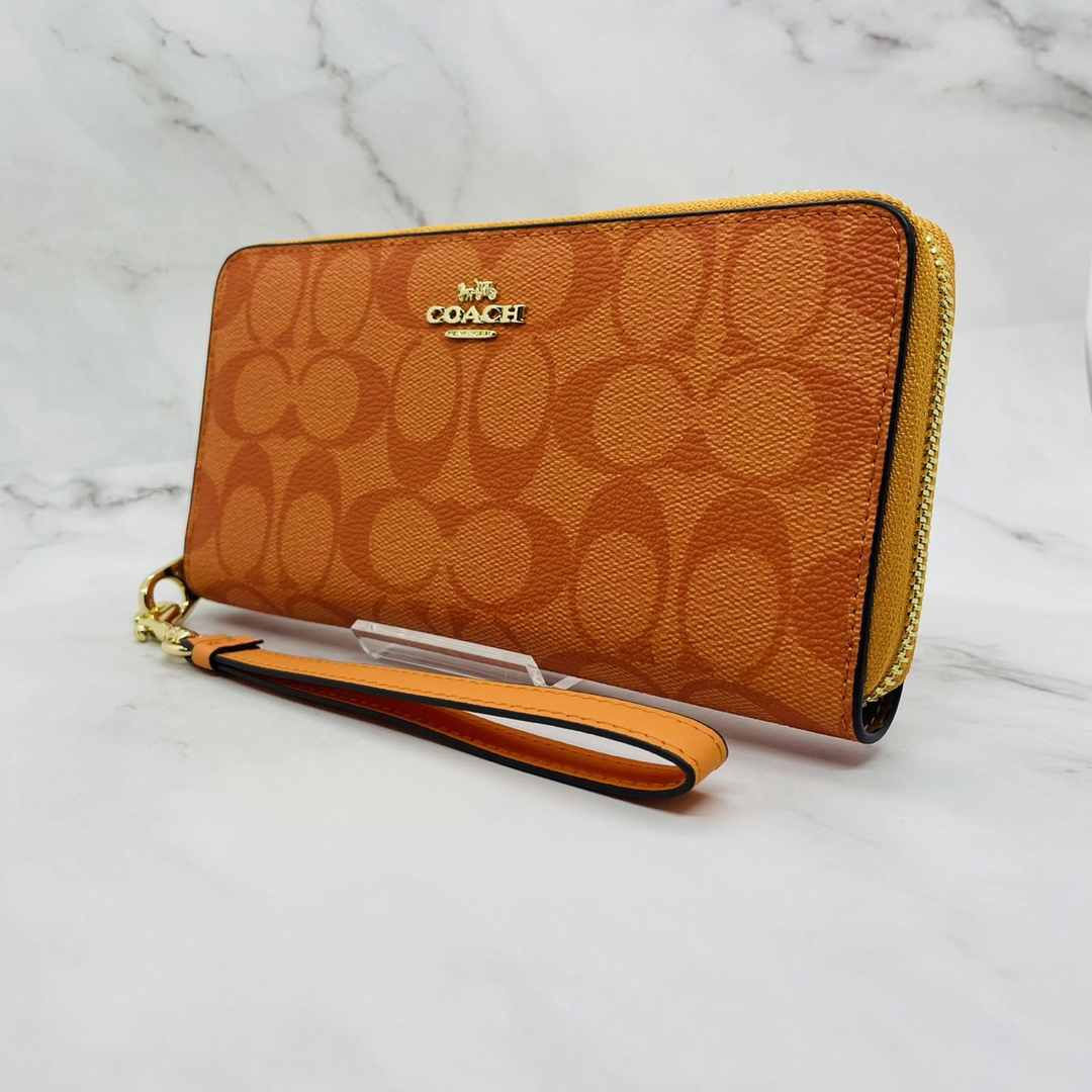 COACH(コーチ)のCOACH 長財布 オレンジ シグネチャー  ストラップ付 レディースのファッション小物(財布)の商品写真