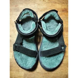 テバ(Teva)の新品未使用　Teva ハリケーン シェアリング サンダル ファー ムートン(サンダル)