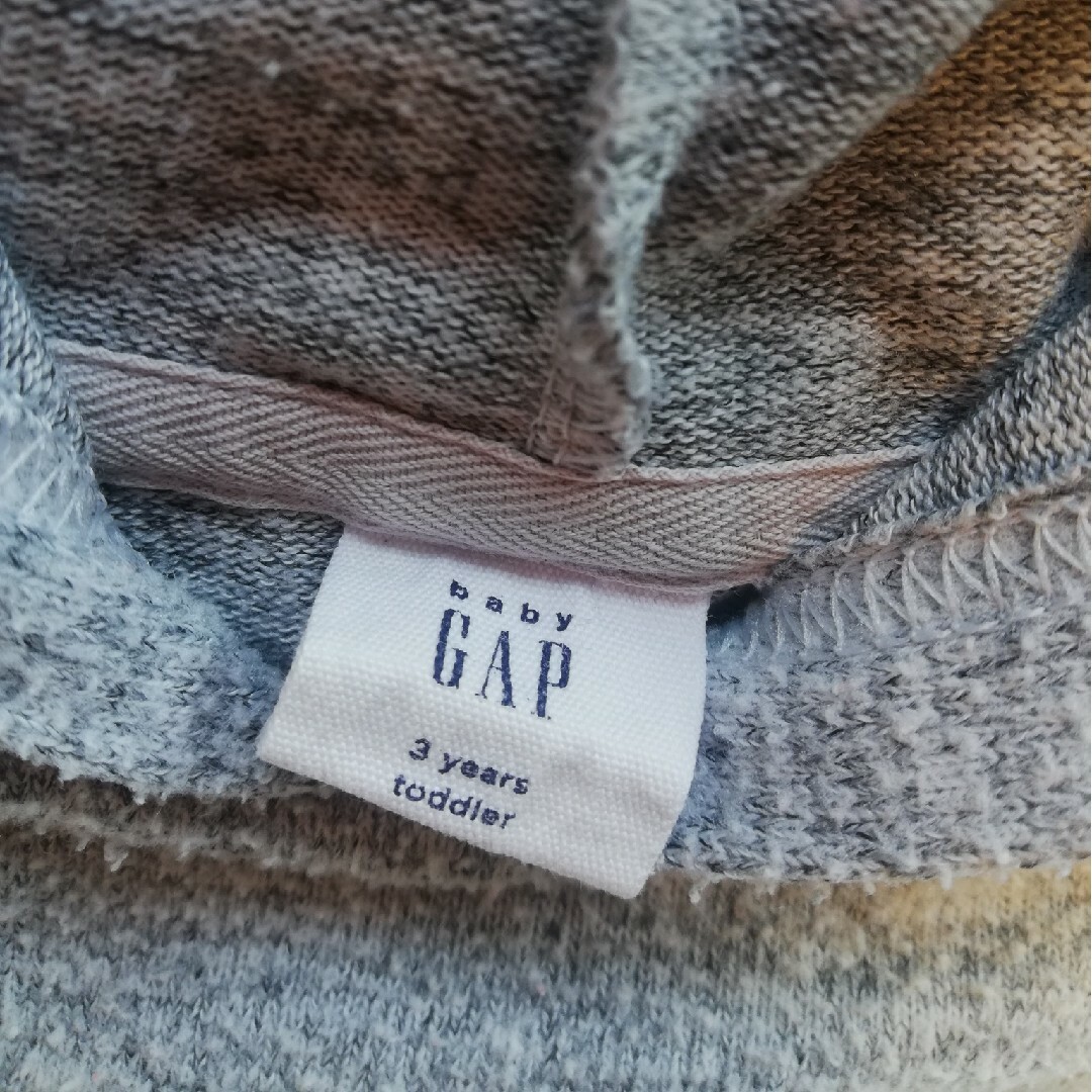 babyGAP(ベビーギャップ)のbabyGAP トレーナー グレー 100㎝ キッズ/ベビー/マタニティのキッズ服男の子用(90cm~)(Tシャツ/カットソー)の商品写真